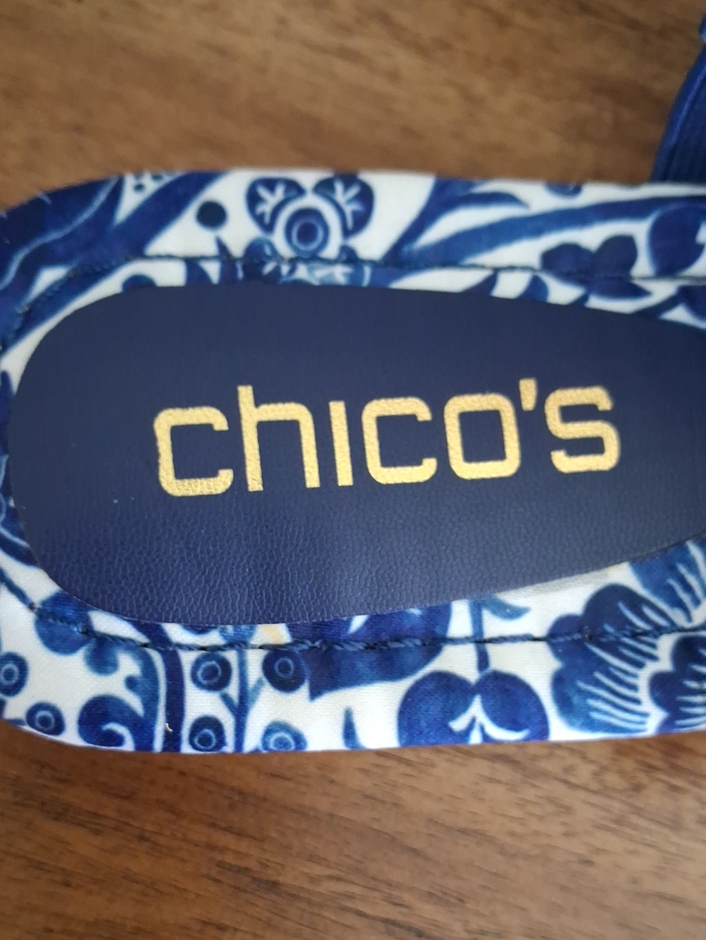 Like New** Chico's Natalia Blue & White Print Knotted Thong Sandals ** Size 8.5 - Picture 8 of 10
